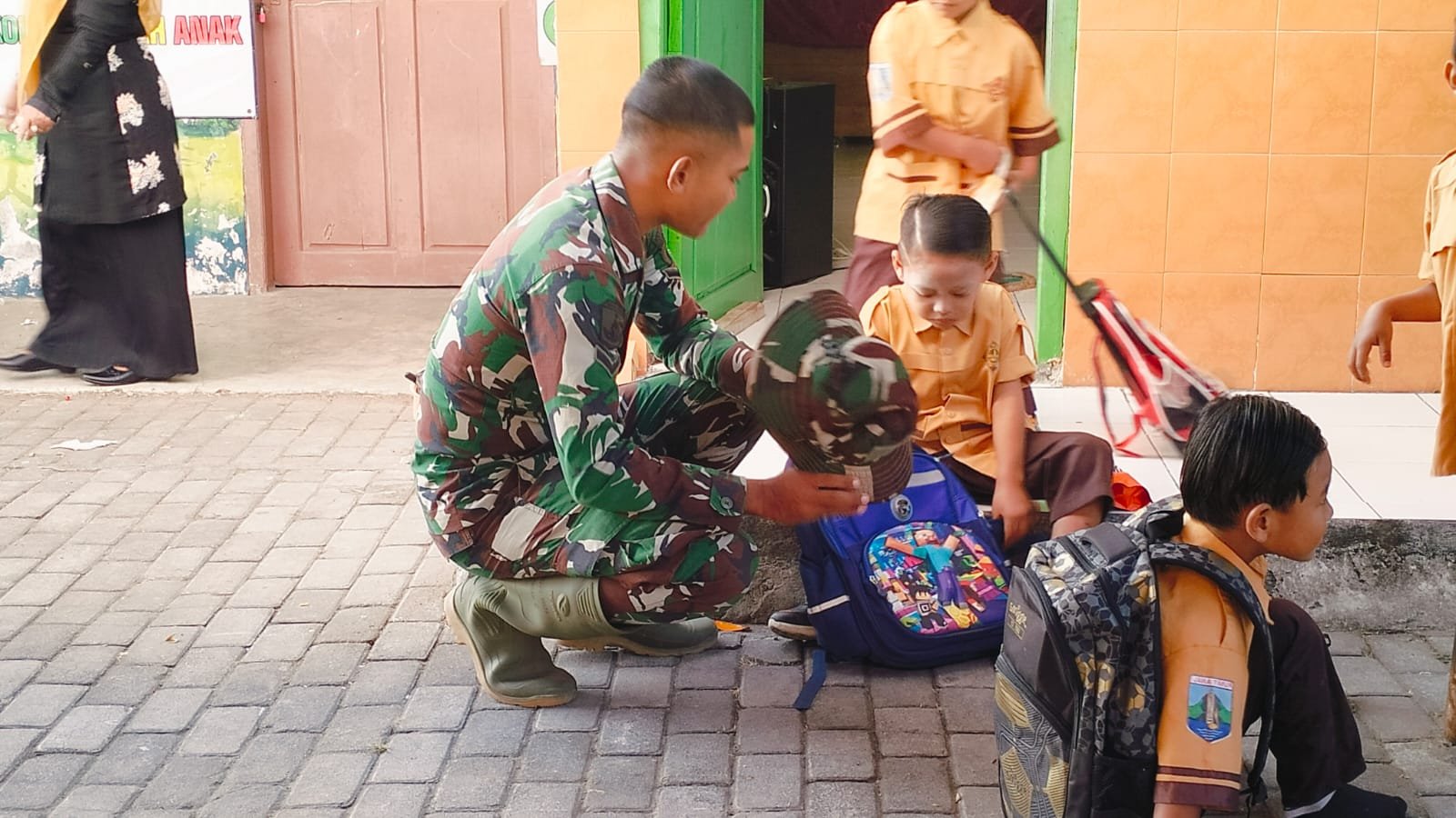 ​Sentuhan Hangat di Balai Desa: Gelak Tawa Anak PAUD Lengkapi Potret Kemanunggalan TNI dan Rakyat di TMMD ke-129 Kodim 0812/Lamongan