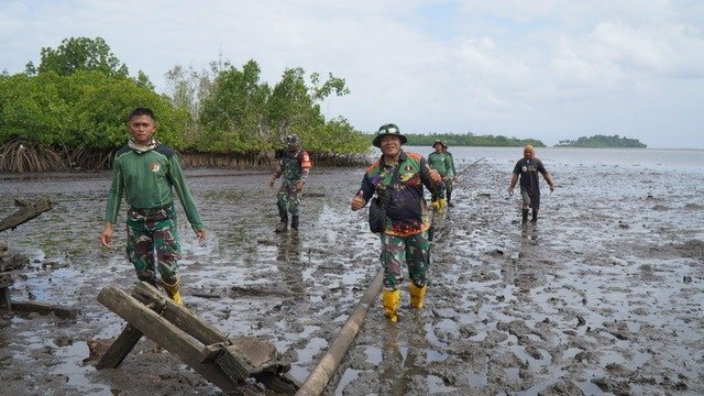 Penuh Semangat, Satgas TMMD Rela Terobos Lumpur dan Pasir Demi Pastikan Pipa Air Bersih Berfungsi Optimal