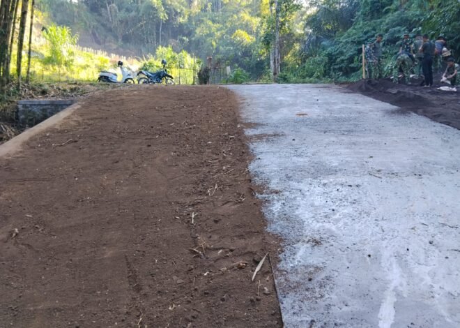 Rapikan Bahu Jalan, Satgas TMMD Ke-129 Kodim 1626/Bangli Sempurnakan Hasil Rabat Beton