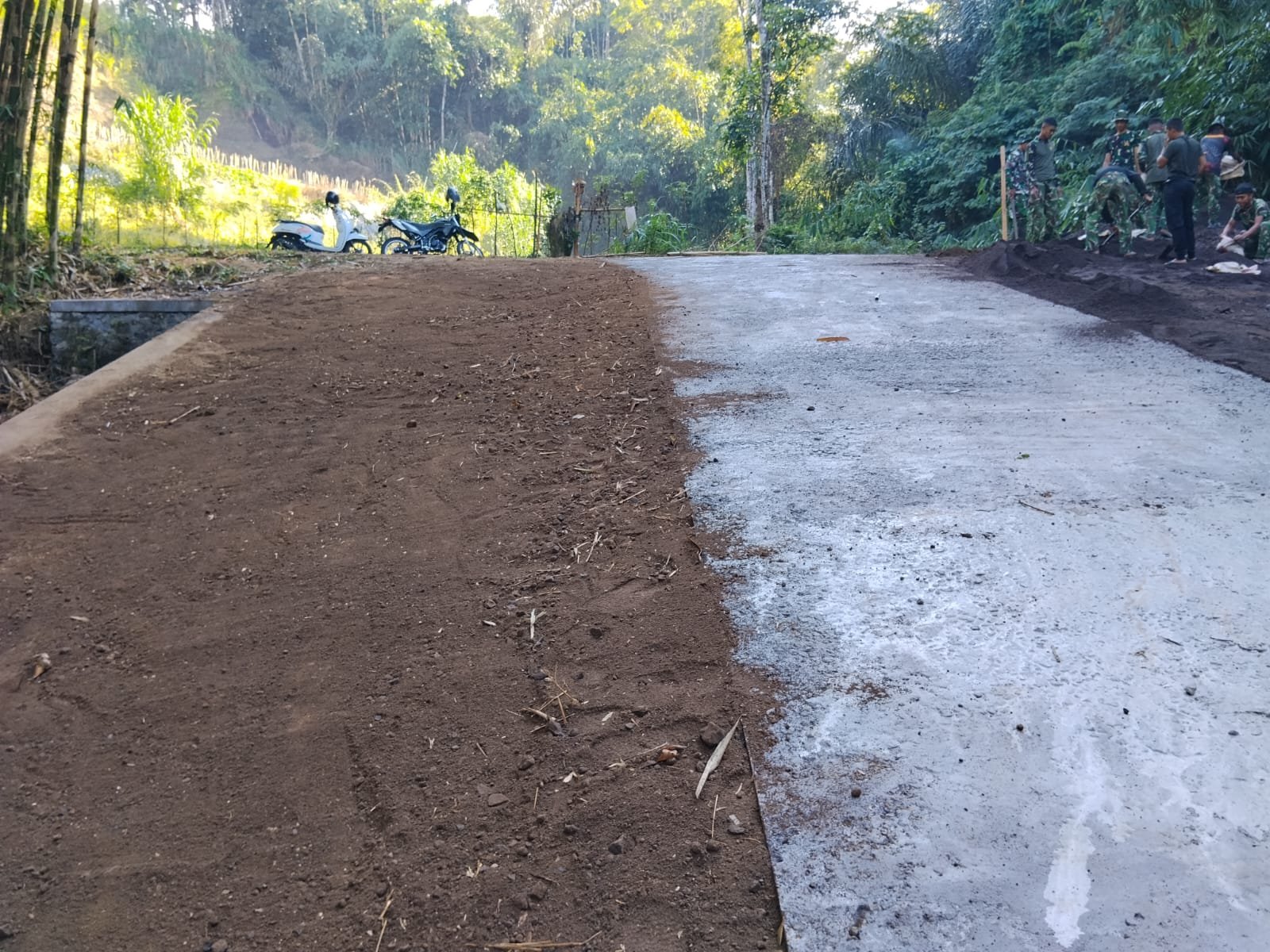 Rapikan Bahu Jalan, Satgas TMMD Ke-129 Kodim 1626/Bangli Sempurnakan Hasil Rabat Beton