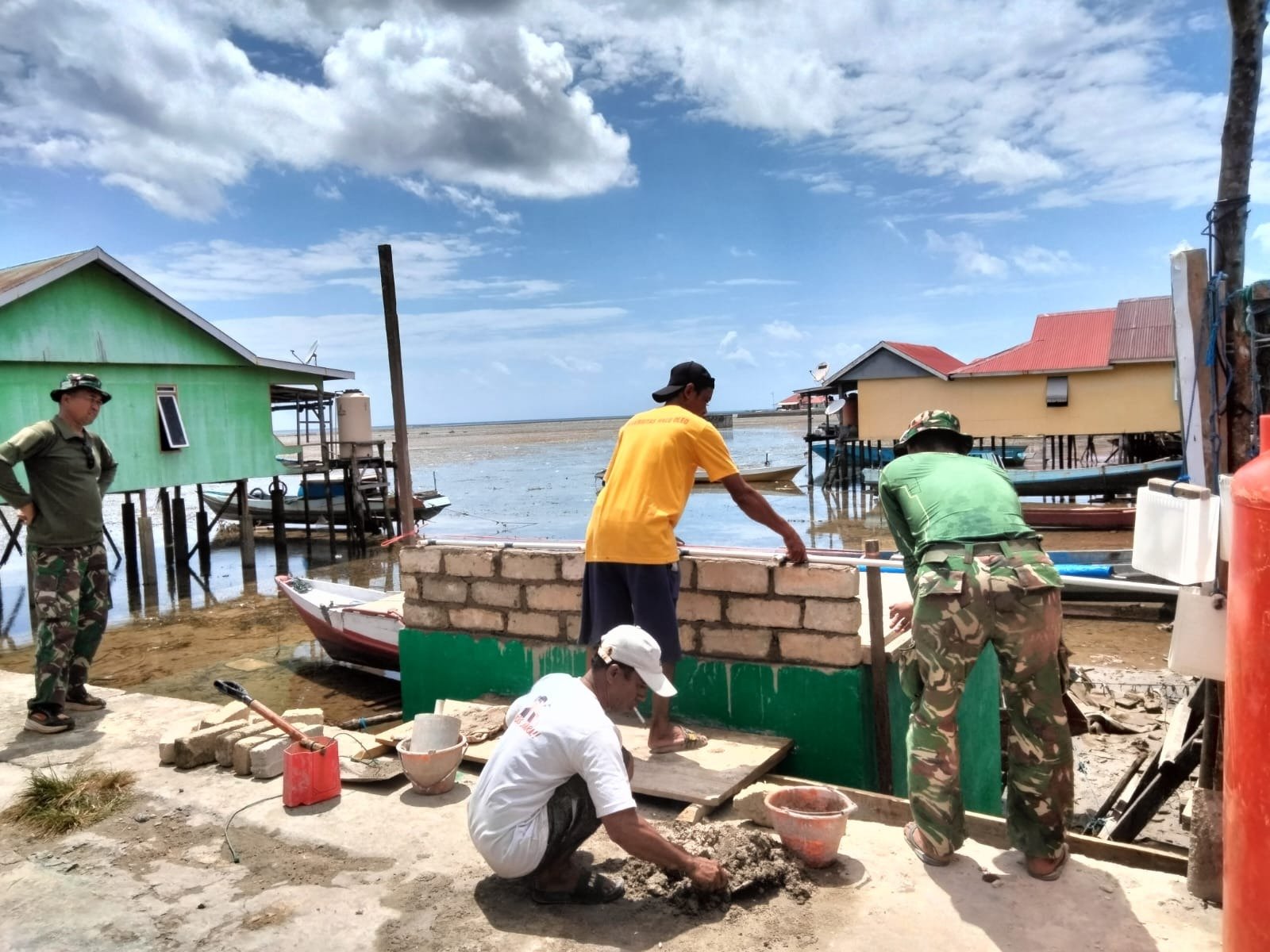Satgas TMMD dan Masyarakat Gotong Royong Kerjakan Program Manunggal Air Bersih di Desa Umbele