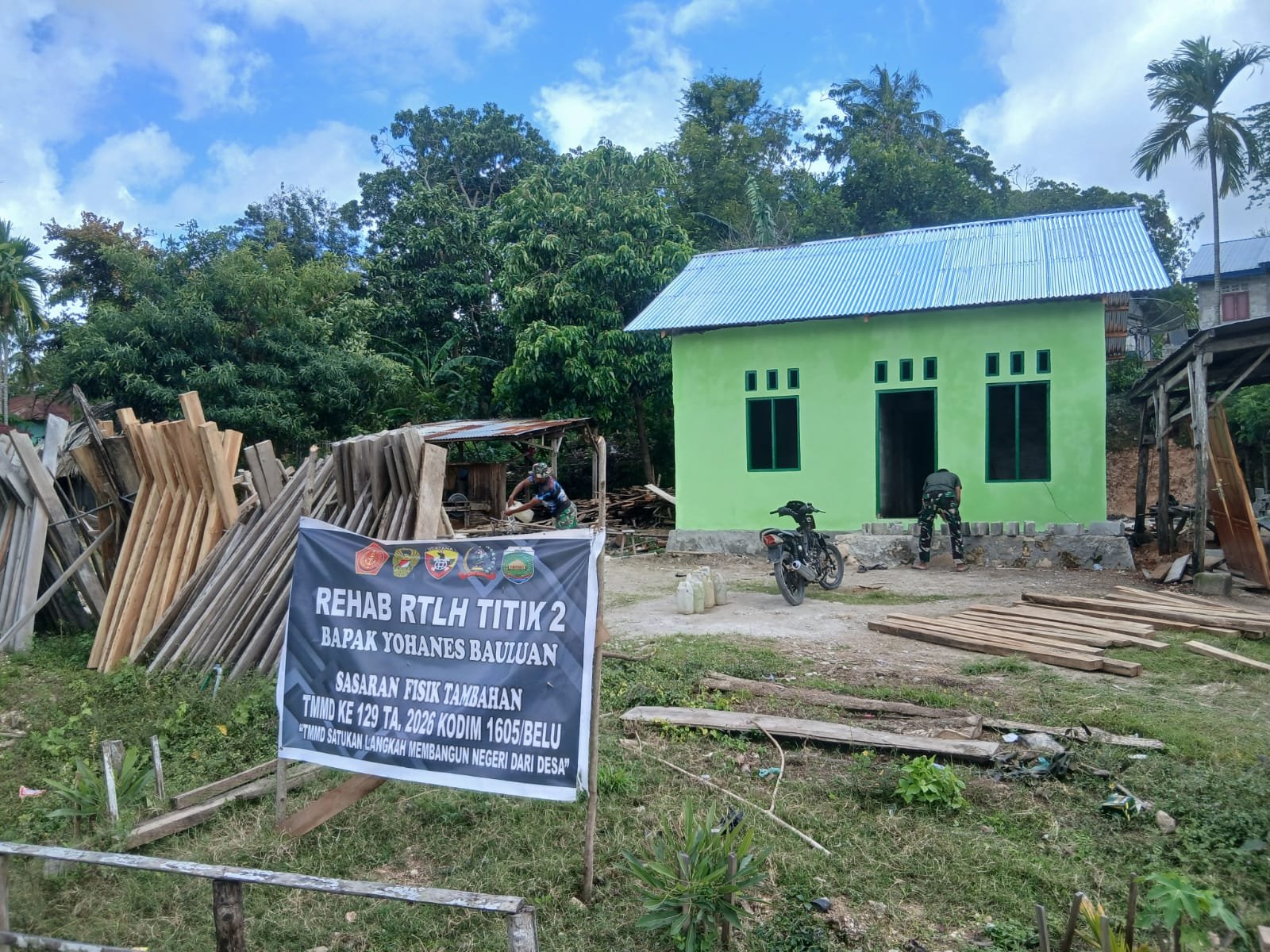 Pengecatan Rumah Bapak Yohanes Menjadi Sorotan di TMMD 129