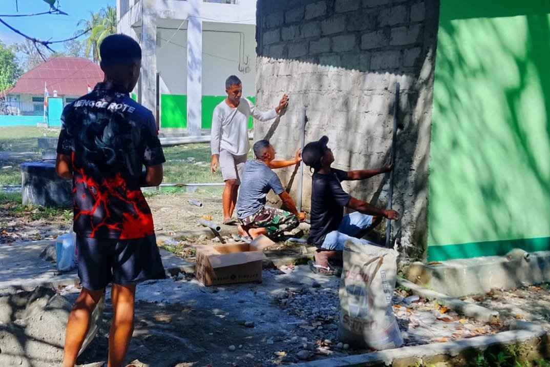 Puskesmas Kecamatan Malaka Barat Dapatkan Pipa MCK dari TMMD