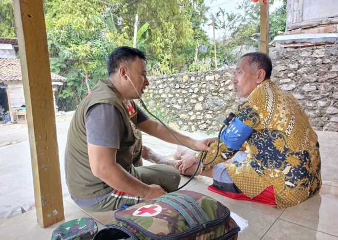 ​Menjangkau hingga Pelosok, Serma Amalun “Gerilya” Door-to-Door Obati Warga Sakit dalam Satgas TMMD ke-129 Kodim 0812/Lamongan