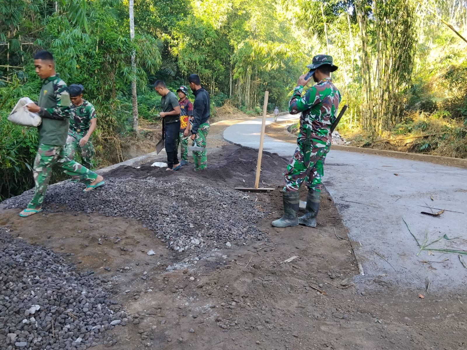 Jaga Kualitas Infrastruktur, Satgas TMMD Ke-129 Kodim 1626/Bangli Maksimalkan Penataan Bahu Jalan