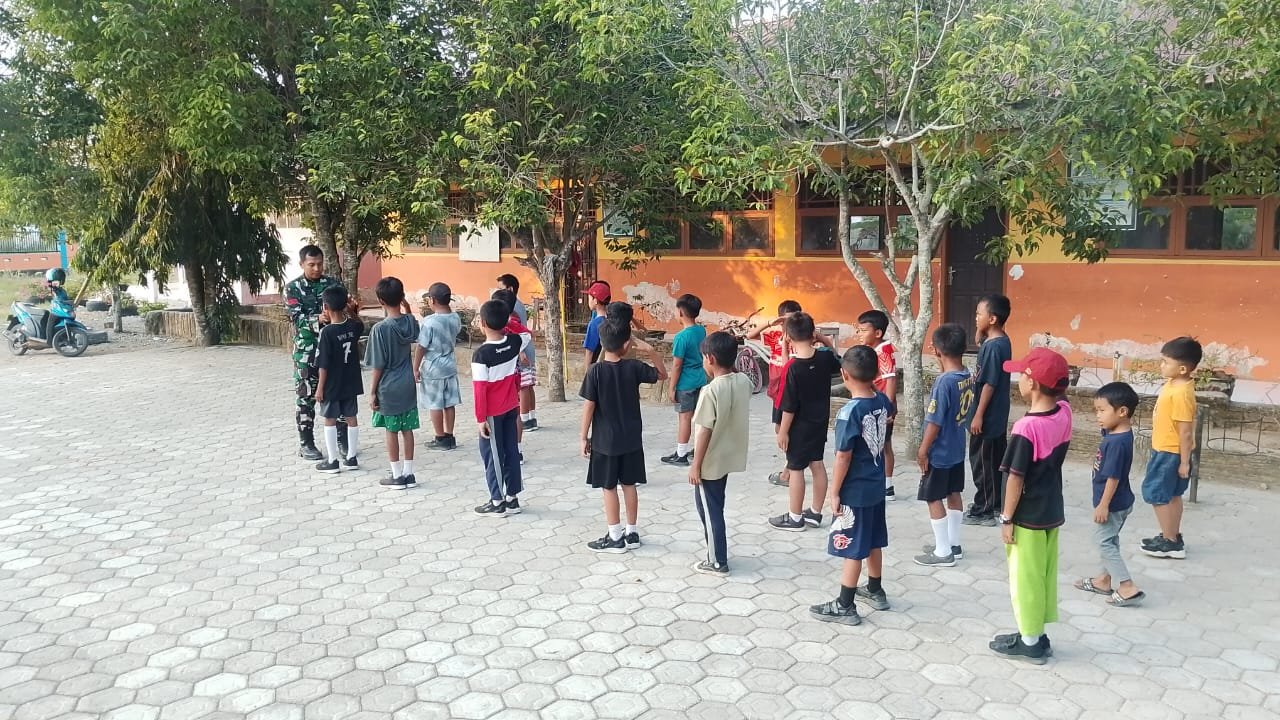 Semangat Kemerdekaan Mulai Berkobar, Satgas TMMD Ke-129 Latih PBB Siswa SD Inpres Cempa Dao Desa Tanratuo