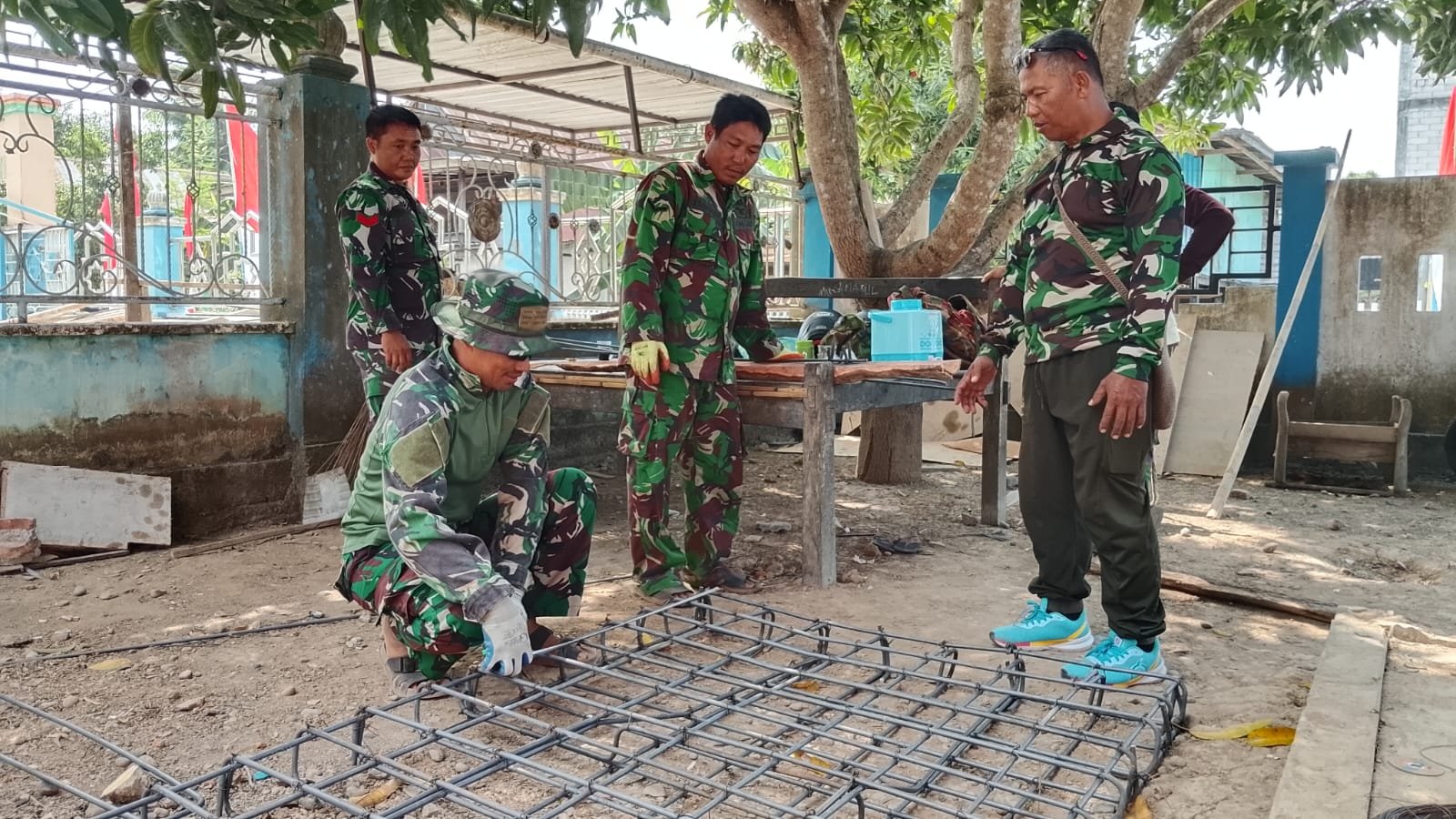 Menuju Infrastruktur Kokoh, Satgas TMMD Ke-129 Kodim 1404/Pinrang Mulai Garap Besi Dekker di Desa Tanratuo