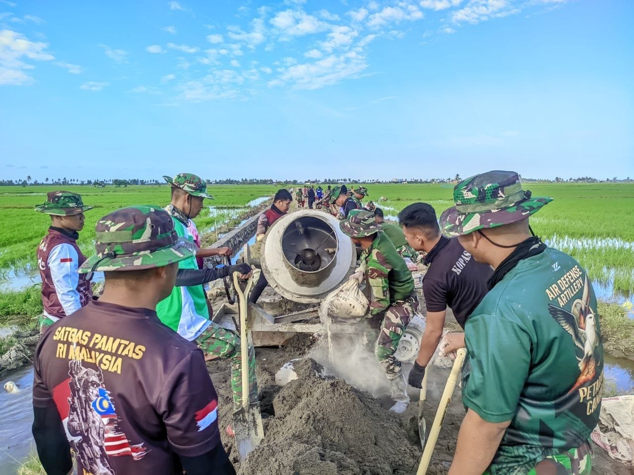 Deru Mesin Molen Jadi Pelecut Semangat Satgas TMMD Ke-129 Kodim 1404/Pinrang Kejar Target Penyelesaian Tepat Waktu