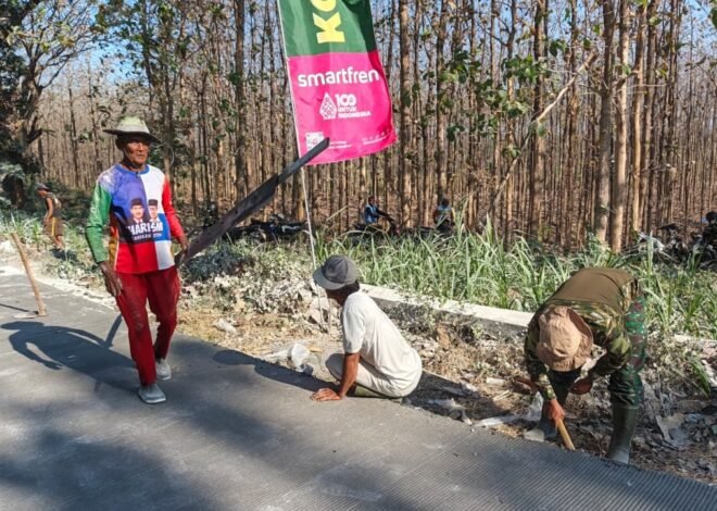 Tak Kenal Lelah dan Usia, Mbah Samino Bersama Satgas TMMD 129 Semangat Awali Pagi Lewat Kerja Bakti Di Jalan Rabat Beton