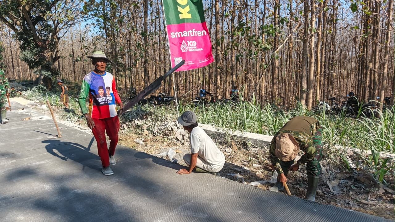 Tak Kenal Lelah dan Usia, Mbah Samino Bersama Satgas TMMD 129 Semangat Awali Pagi Lewat Kerja Bakti Di Jalan Rabat Beton