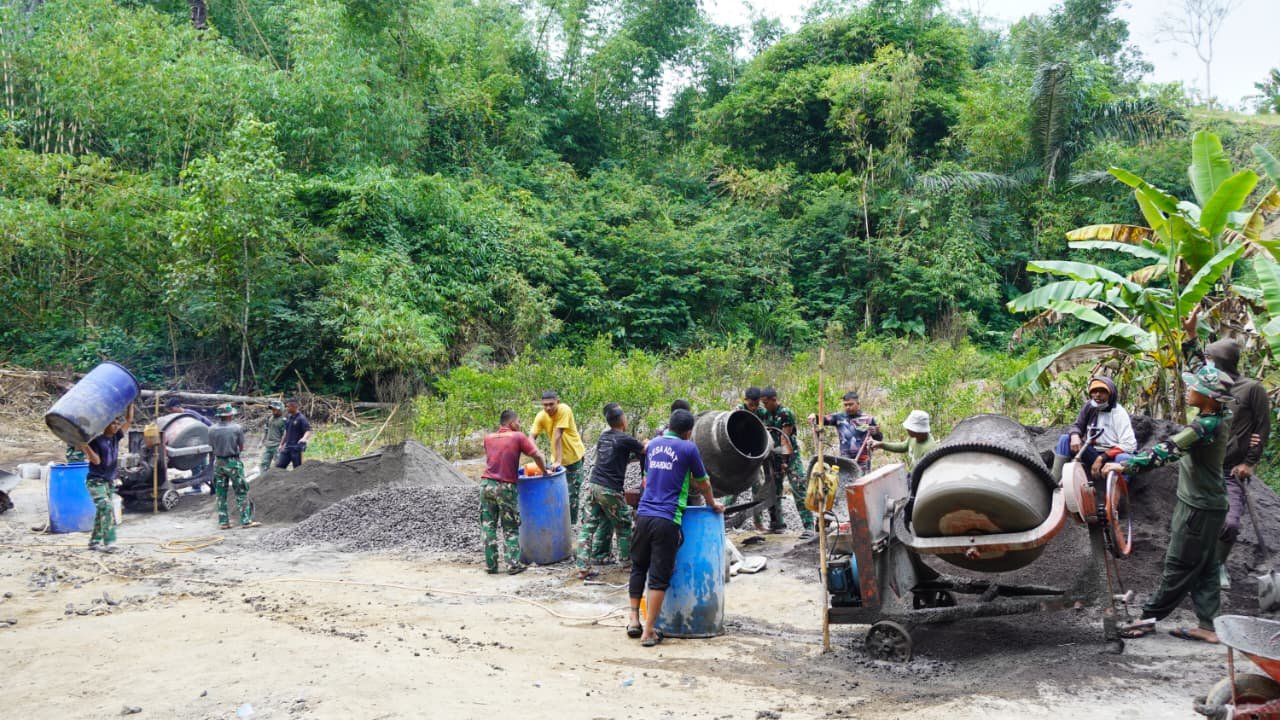 Tiga Mesin Molen Beroperasi, Pengerjaan Rabat Beton TMMD Ke-129 Bangli Semakin Optimal