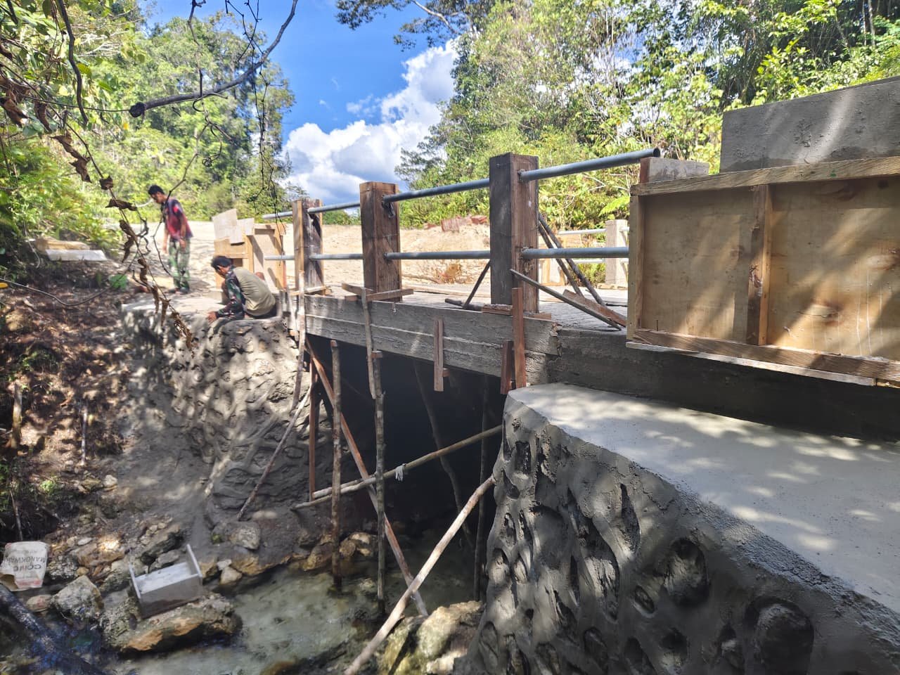Tingkatkan Mobilitas Masyarakat, Rehabilitasi Jembatan TMMD di Sorong Selatan Hampir Selesai