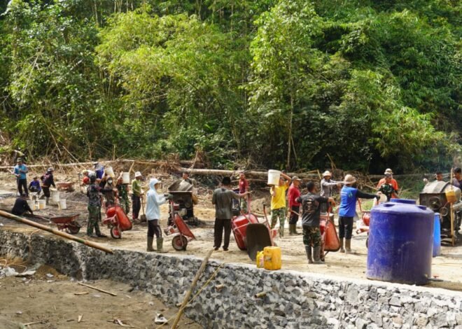 Kekompakan Satgas TMMD dan Warga Jadi Kunci Percepatan Rabat Beton di Desa Sekardadi