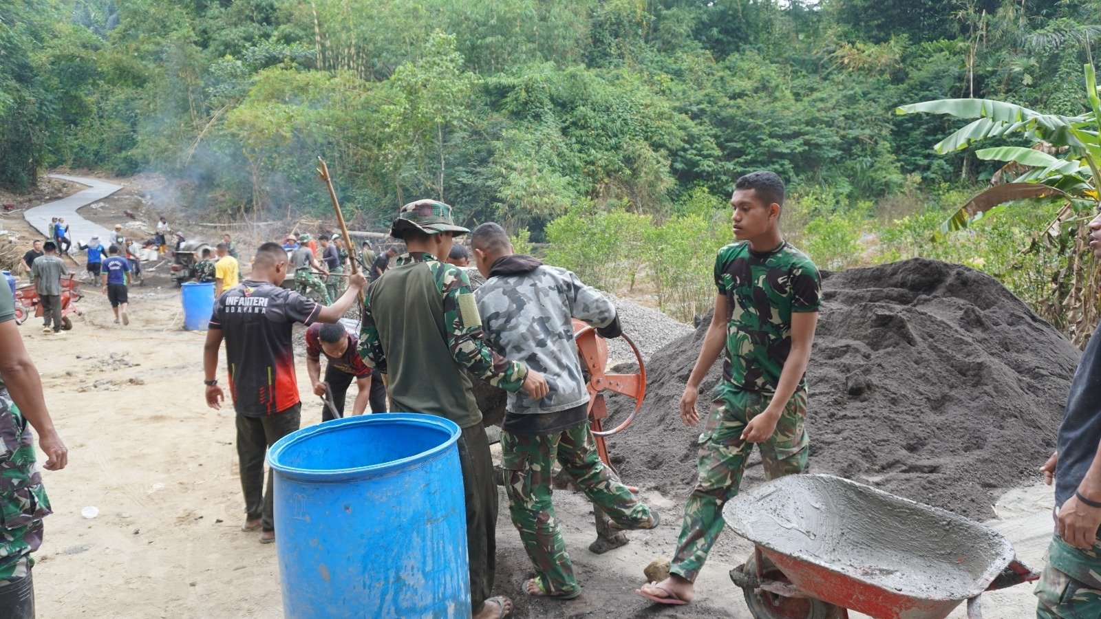 Pemanfaatan Tiga Mesin Molen Tingkatkan Efisiensi Pembangunan Rabat Beton TMMD Ke-129