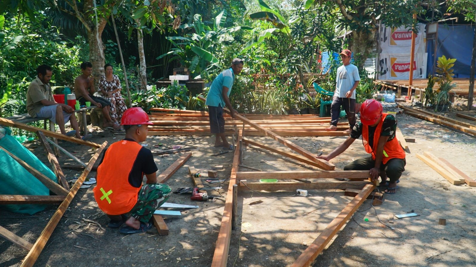 Satgas TMMD Reguler Ke-129 Kodim 1011/Klk Mulai Pembuatan Kerangka Atap RTLH Milik Bapak Masrani