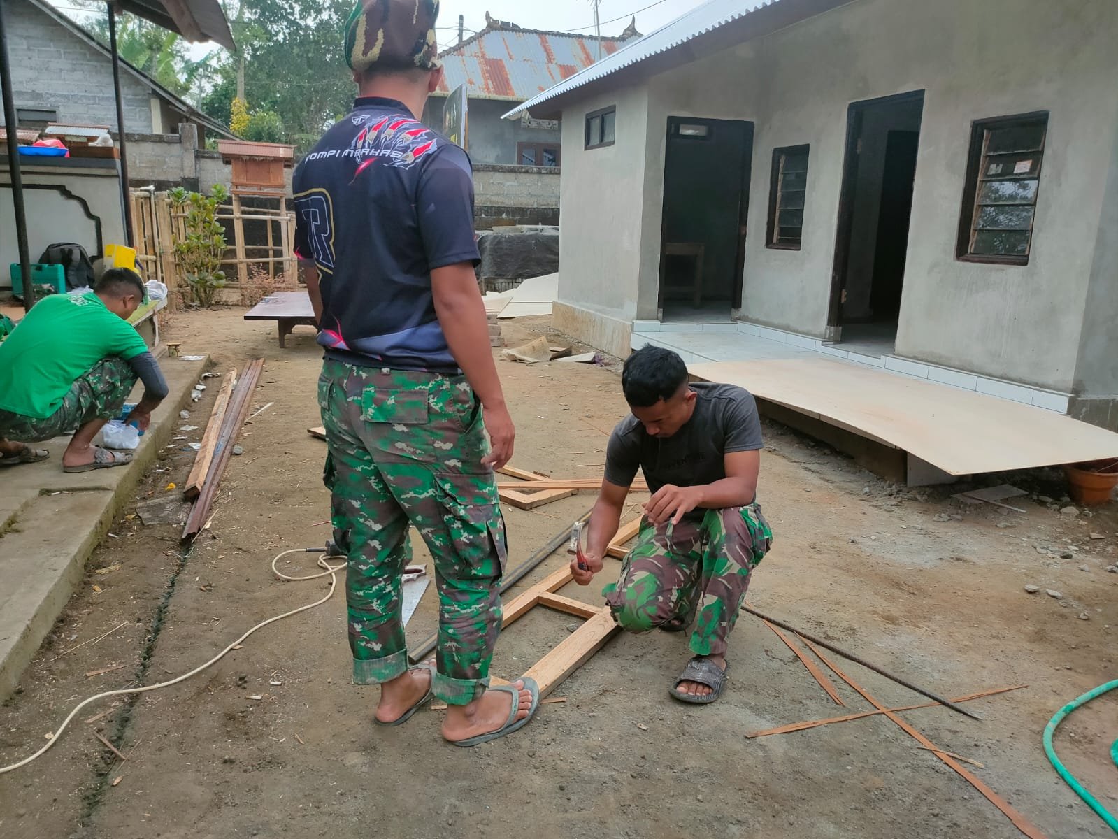 Gotong Royong Satgas TMMD dan Warga Warnai Rehab RTLH Ni Nengah Madri