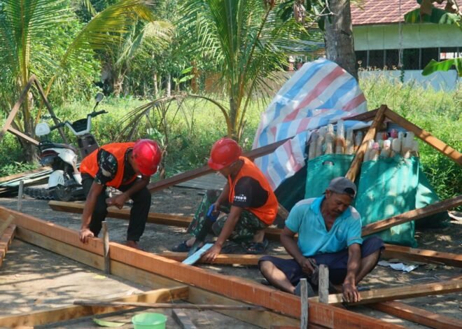 Gotong Royong Satgas TMMD dan Warga Percepat Pengerjaan Kerangka Atap RTLH Bapak Masrani