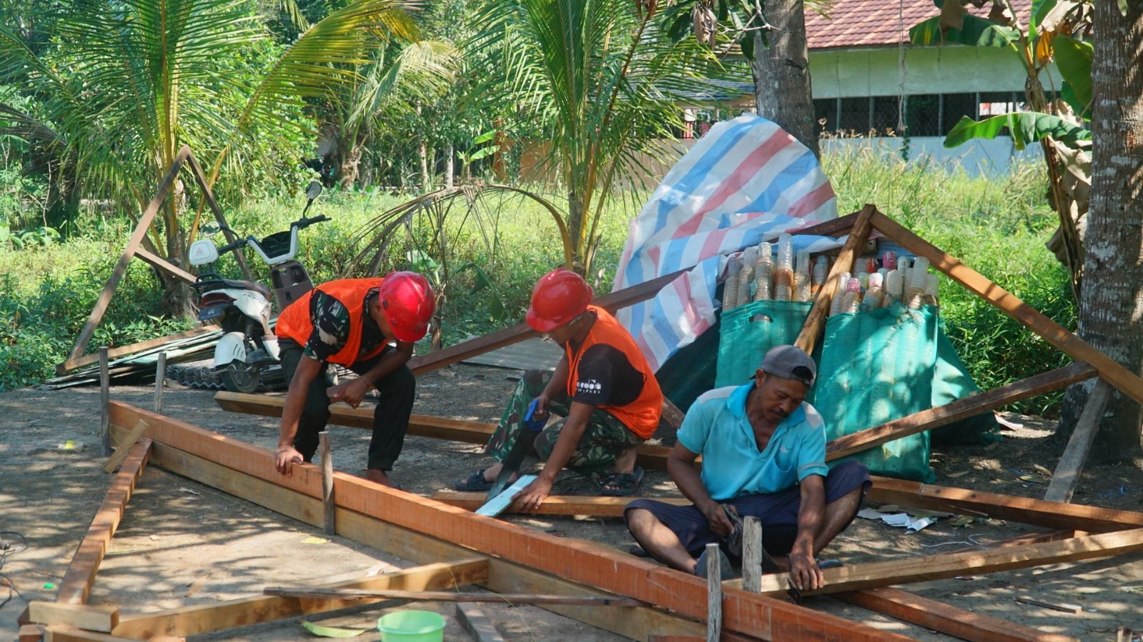 Gotong Royong Satgas TMMD dan Warga Percepat Pengerjaan Kerangka Atap RTLH Bapak Masrani