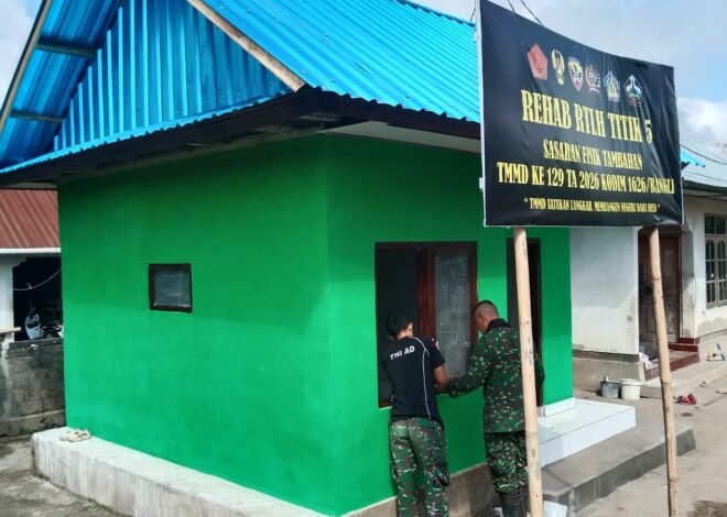 Gotong Royong Warnai Pemasangan Jendela RTLH TMMD di Desa Sekardadi