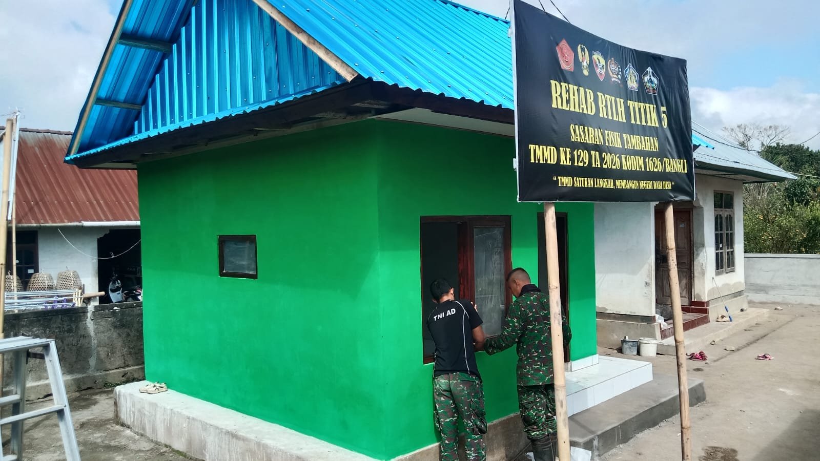 Gotong Royong Warnai Pemasangan Jendela RTLH TMMD di Desa Sekardadi
