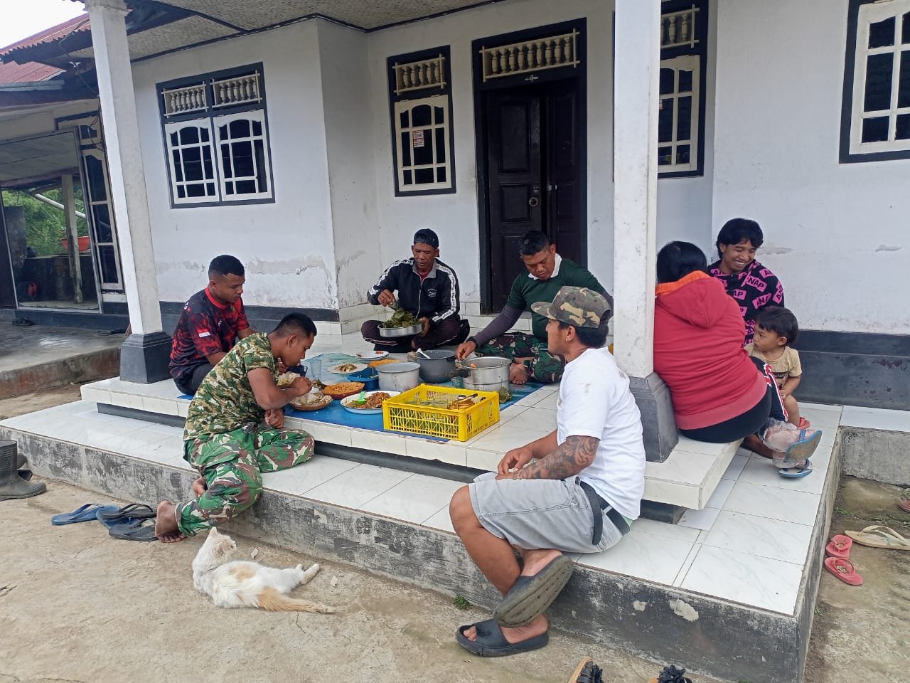 Makan Siang Bersama Satgas TMMD dan Warga Perkuat Semangat Gotong Royong di Desa Sekardadi