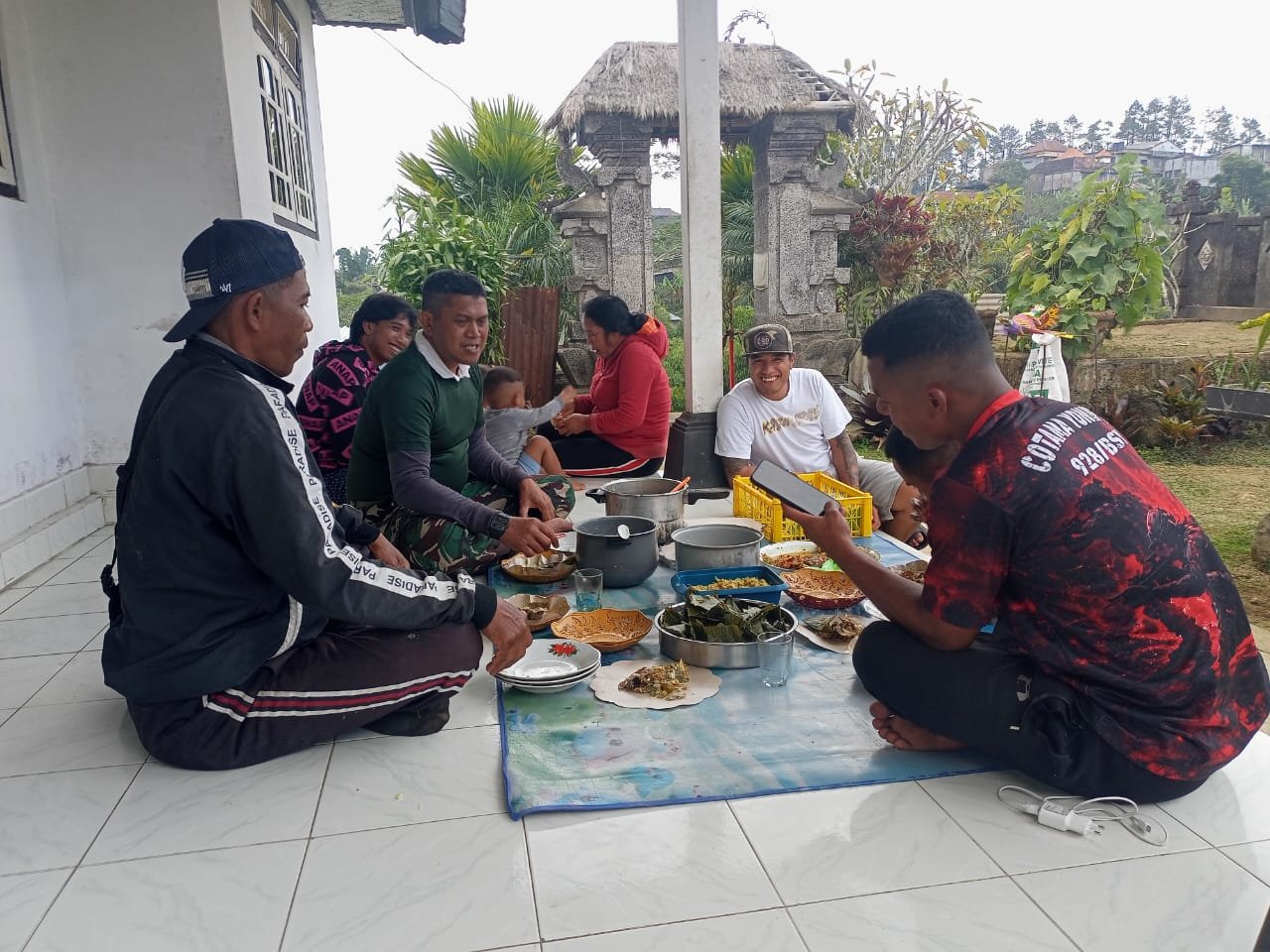 Kehangatan Jamuan Warga Warnai Pelaksanaan TMMD Ke-129 Kodim 1626/Bangli