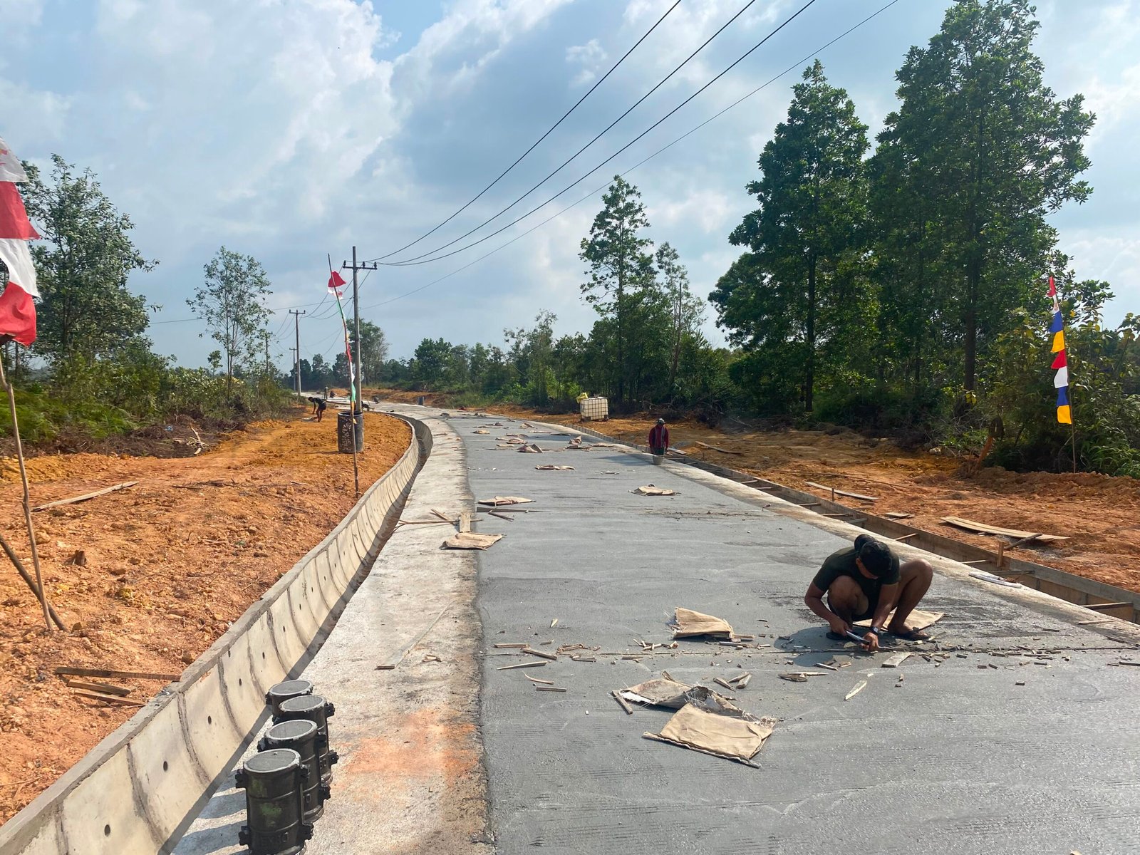 TMMD Ke-129 Percepat Pengerjaan Semenisasi Jalan Sepanjang 258 Meter, Progres Tembus 80 Persen