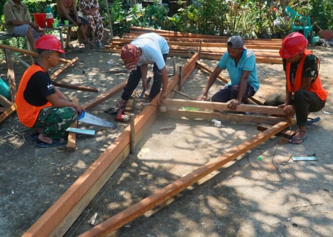 Pembuatan Kerangka Atap Jadi Langkah Penting Menuju Rampungnya RTLH Bapak Masrani