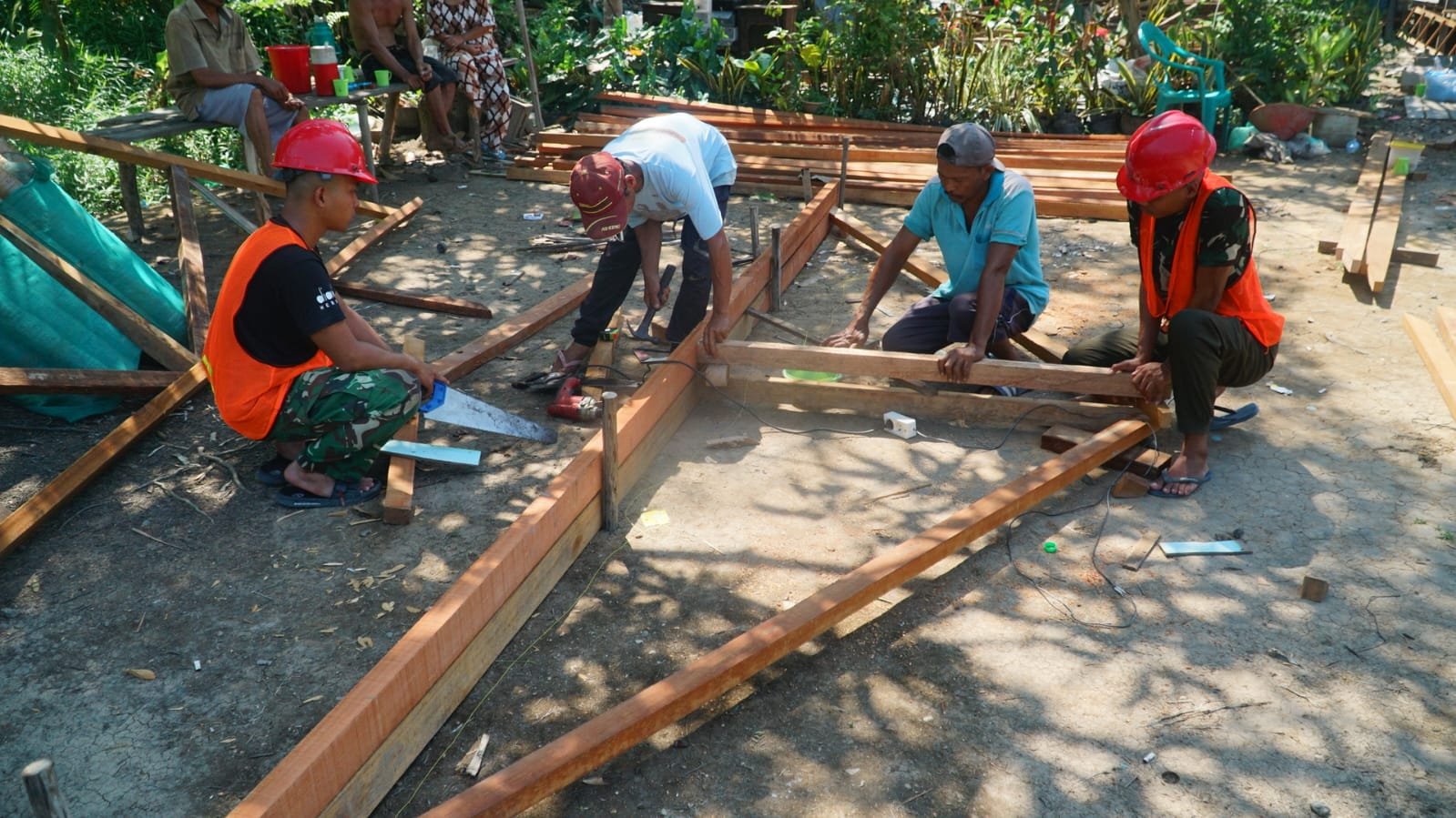 Pembuatan Kerangka Atap Jadi Langkah Penting Menuju Rampungnya RTLH Bapak Masrani