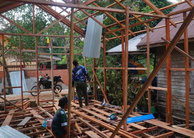 Gotong Royong Satgas TMMD dan Warga Percepat Pemasangan Atap RTLH