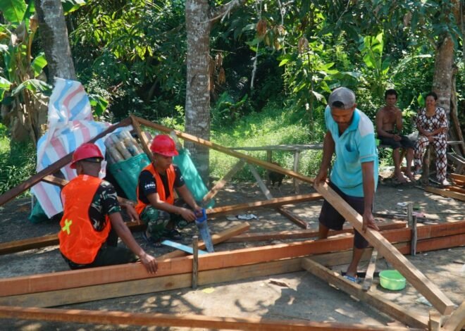 Tahapan Rehab RTLH Berlanjut, Satgas TMMD Kodim 1011/Klk Fokus Bangun Kerangka Atap Rumah Bapak Masrani