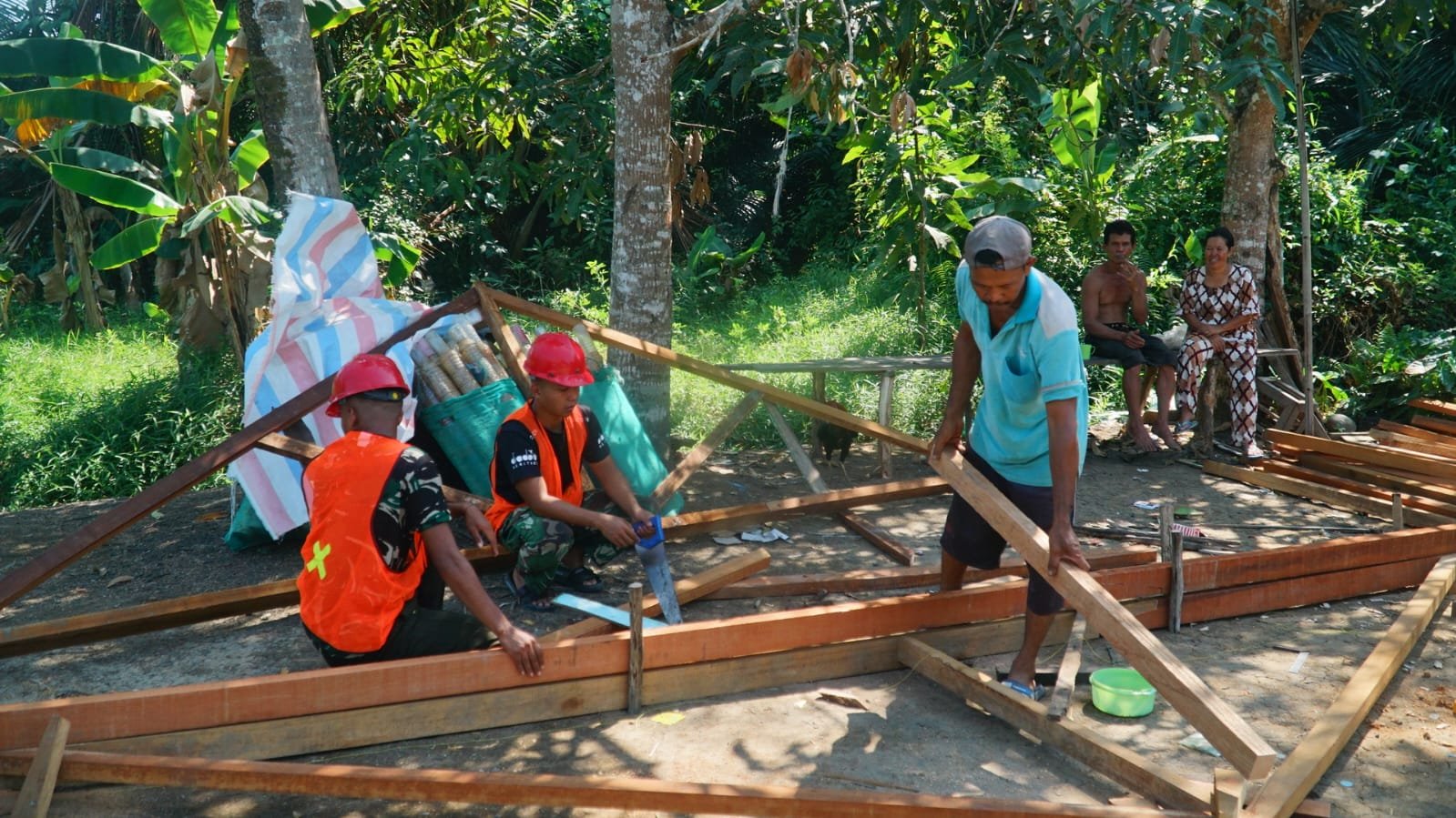 Tahapan Rehab RTLH Berlanjut, Satgas TMMD Kodim 1011/Klk Fokus Bangun Kerangka Atap Rumah Bapak Masrani