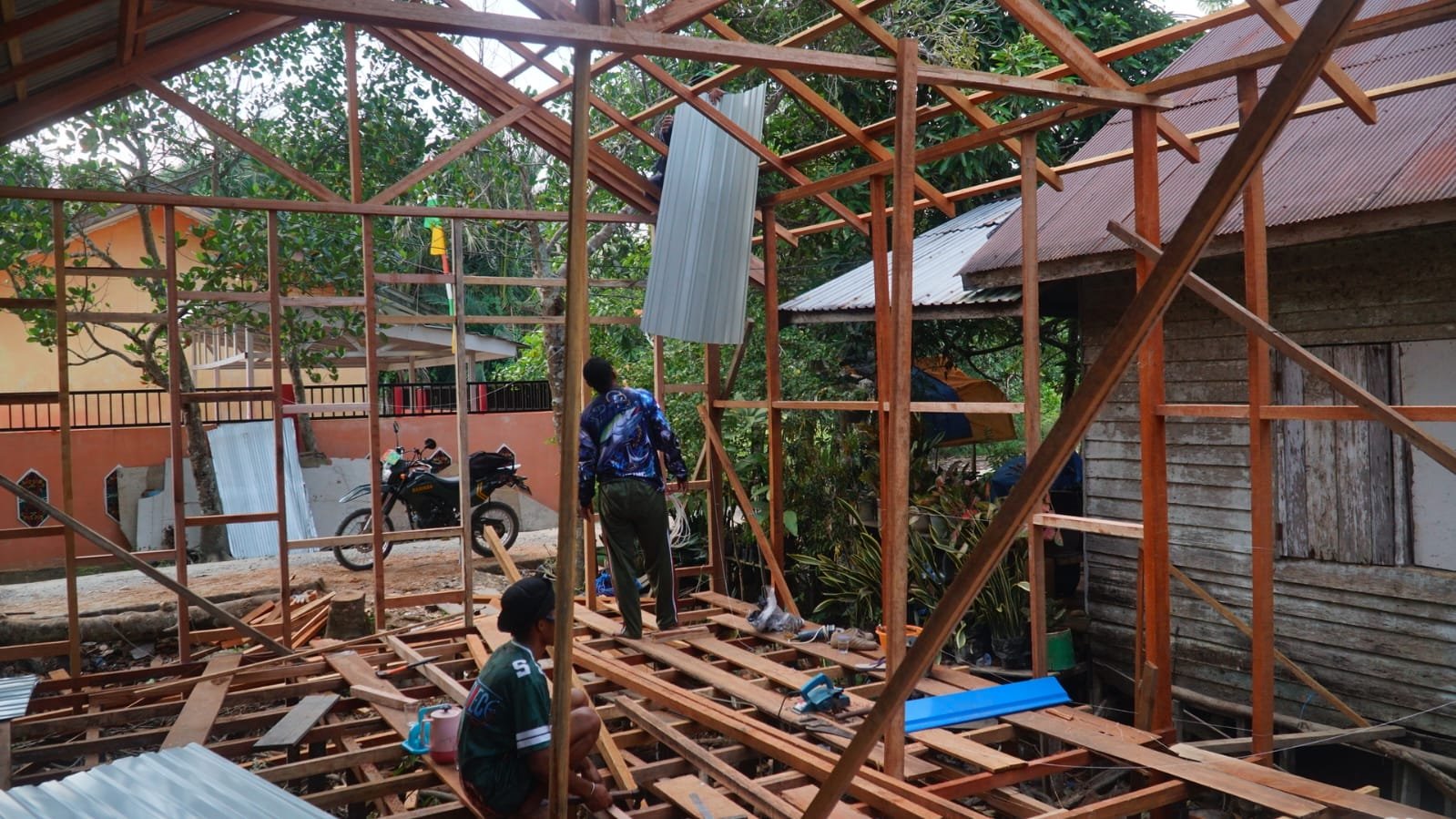 Pemasangan Atap Jadi Penanda RTLH Sasaran 4 Kian Mendekati Rampung