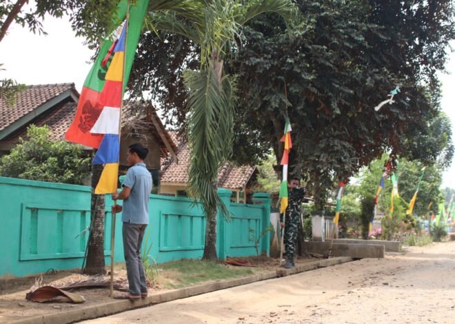 Jelang HUT Ke-81 RI, Satgas TMMD dan Warga Desa Baru Raharja Pasang Bendera Merah Putih dan Umbul-Umbul