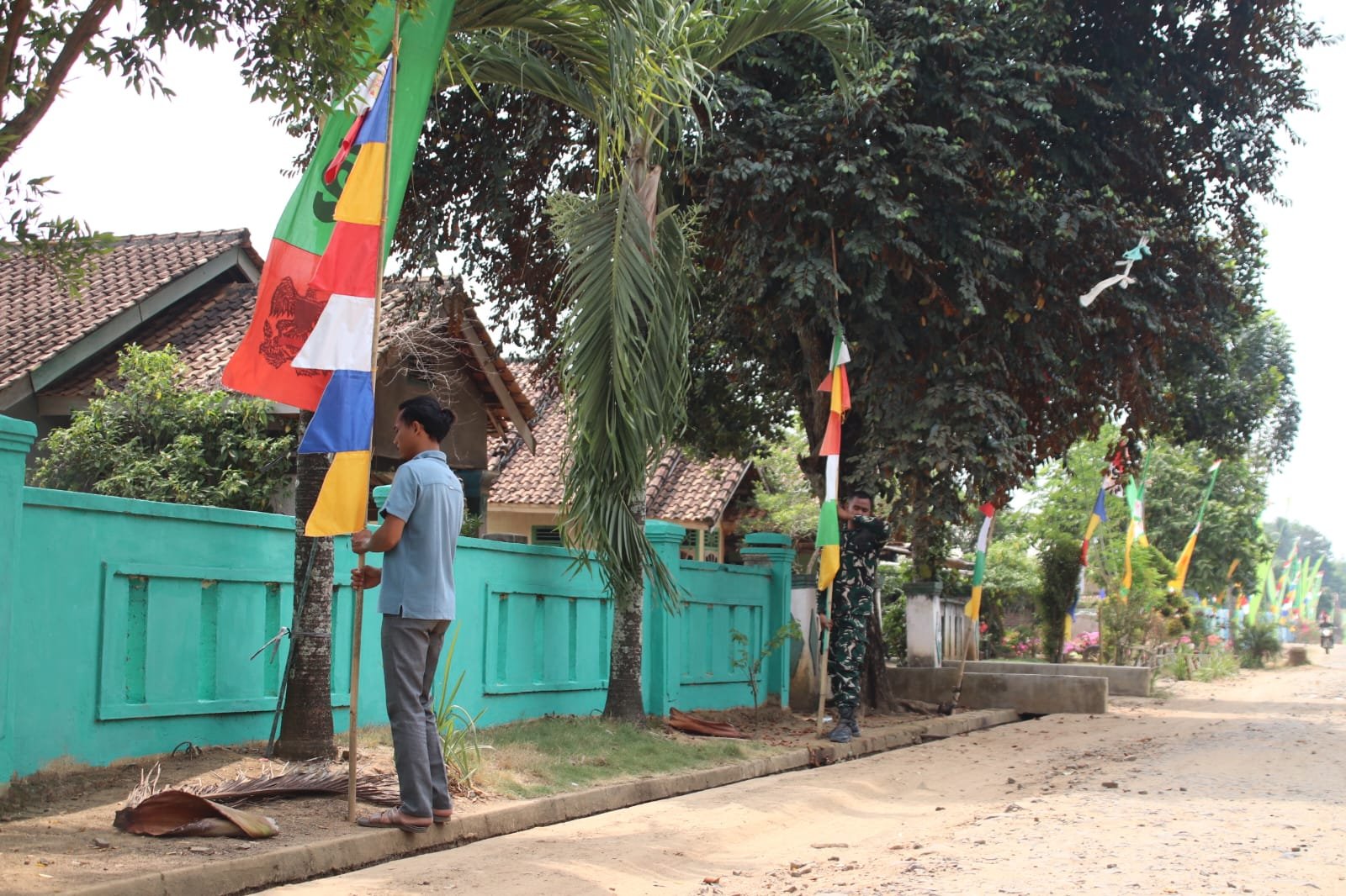 Jelang HUT Ke-81 RI, Satgas TMMD dan Warga Desa Baru Raharja Pasang Bendera Merah Putih dan Umbul-Umbul