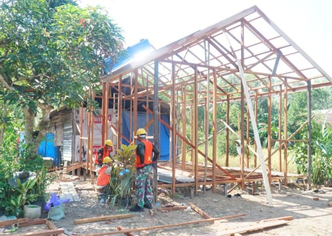 Pemasangan Atap RTLH Sasaran 3 Percepat Progres Rehabilitasi Rumah Warga