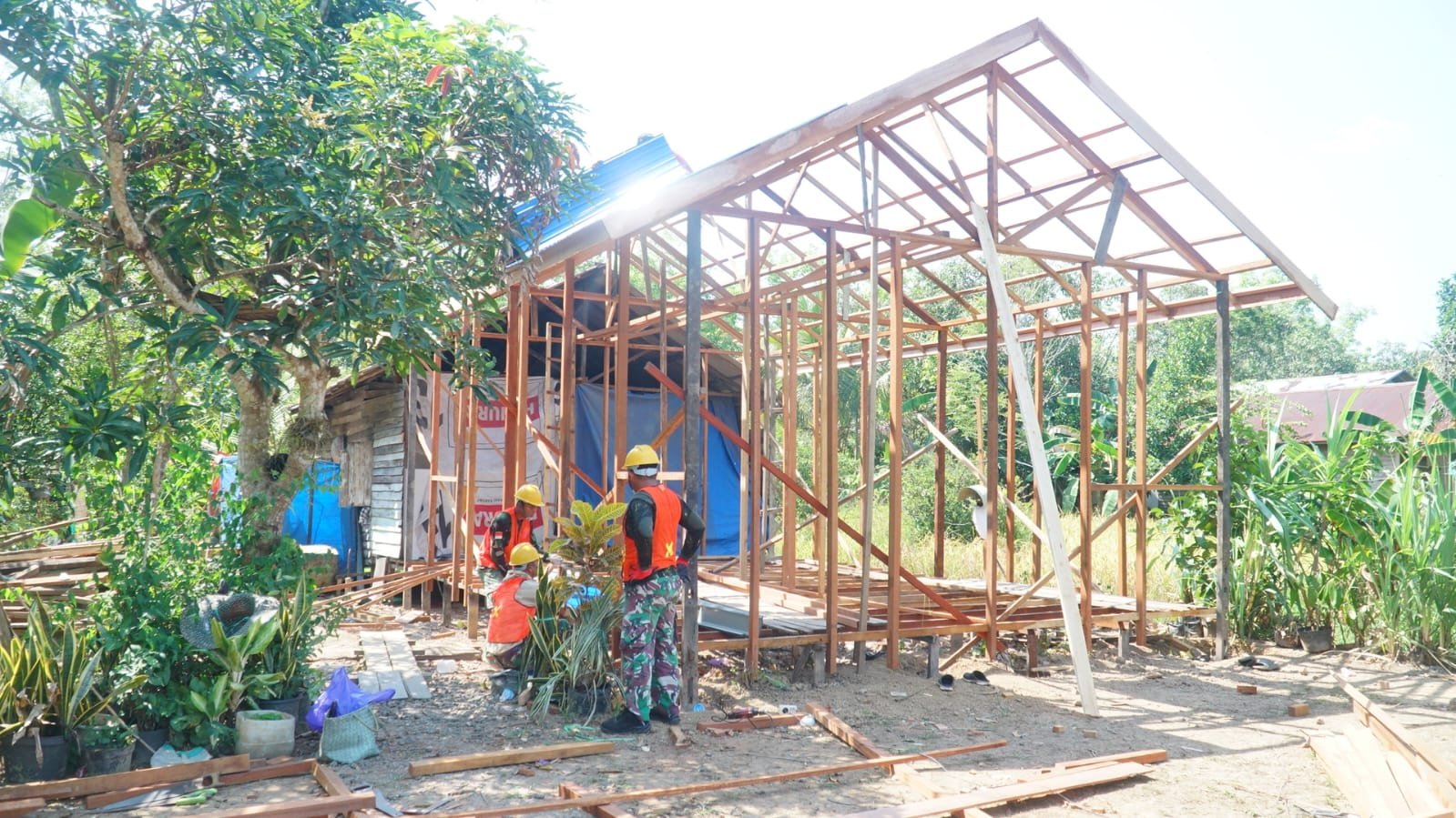 Pemasangan Atap RTLH Sasaran 3 Percepat Progres Rehabilitasi Rumah Warga
