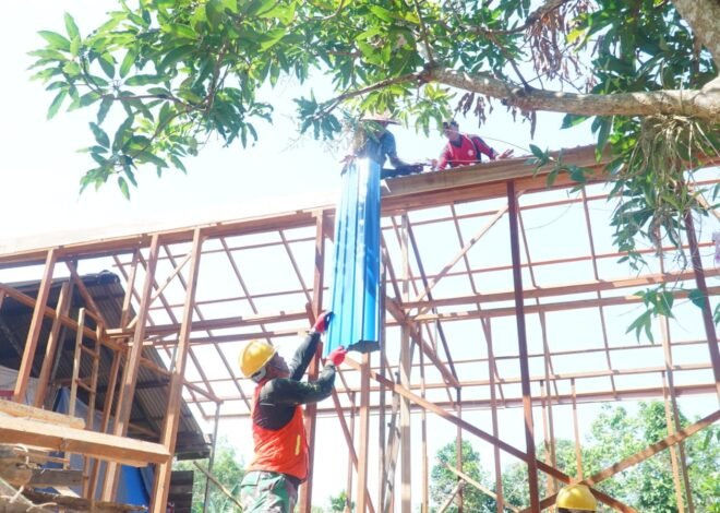 Sinergi TNI dan Warga Dalam Penyelesaian Atap RTLH di Desa Bandar Raya