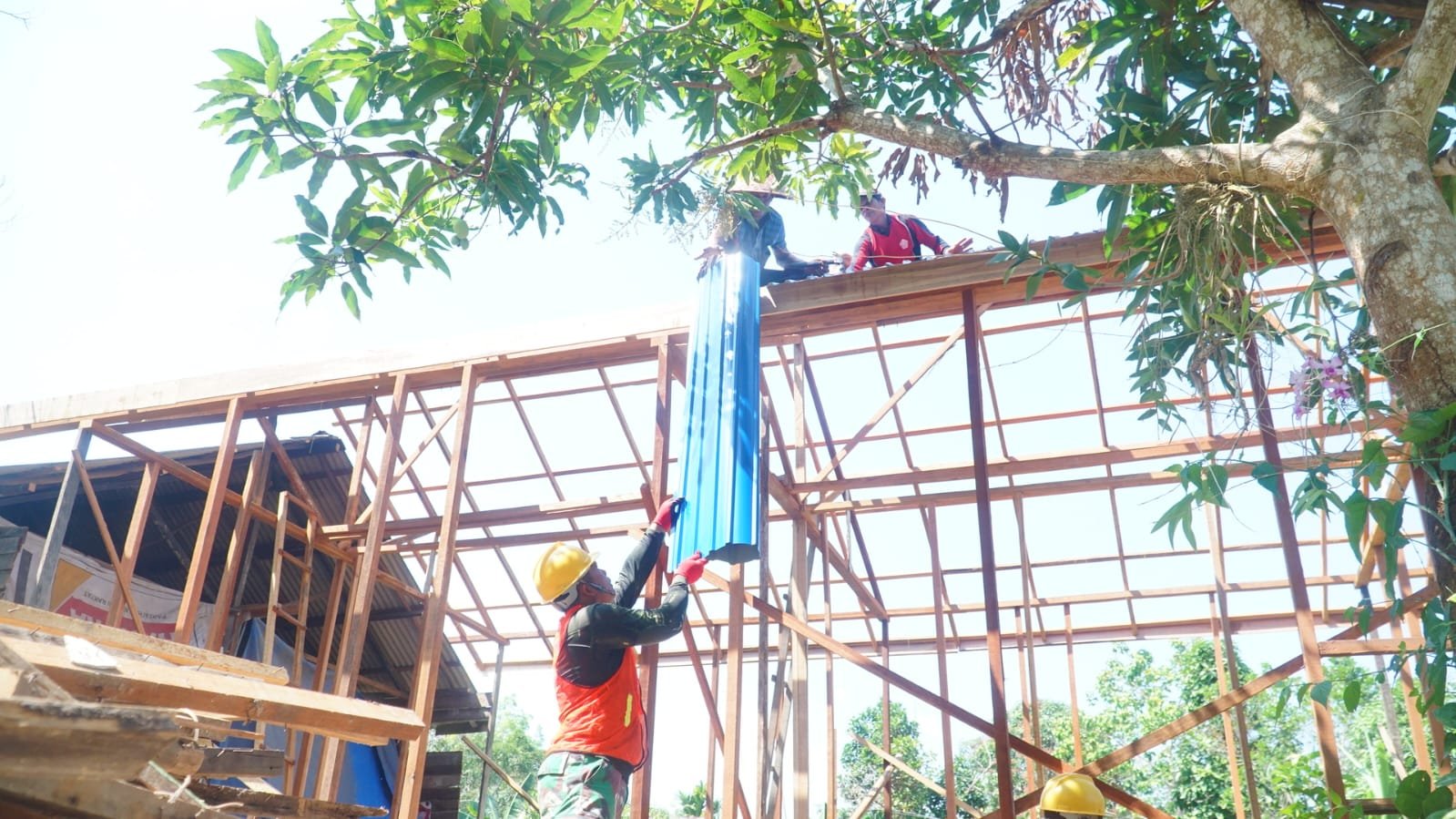 Sinergi TNI dan Warga Dalam Penyelesaian Atap RTLH di Desa Bandar Raya
