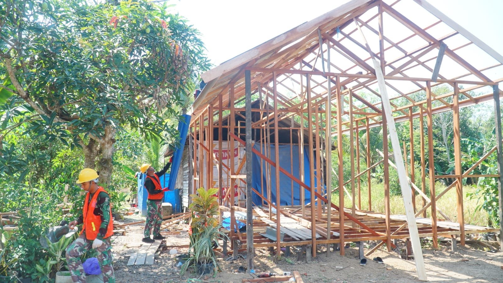 Tahap Pemasangan Atap Tandai Kemajuan RTLH Sasaran 3 TMMD Ke-129