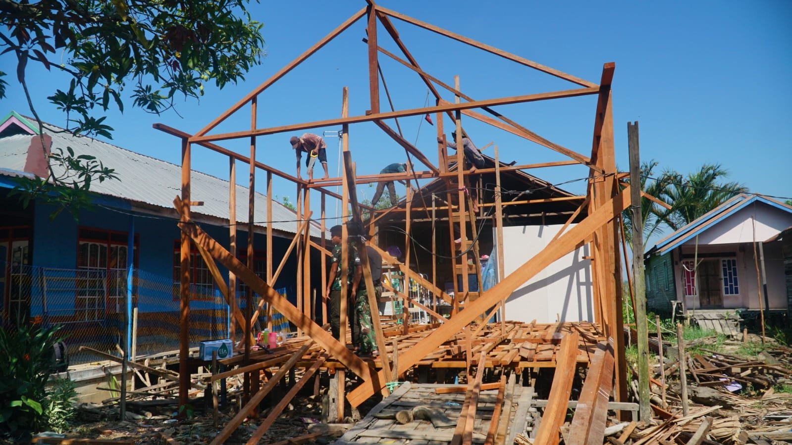 Kerangka Atap RTLH Ibu Rini Mulai Dibangun, Satgas TMMD Reguler Ke-129 Percepat Progres Rehabilitasi