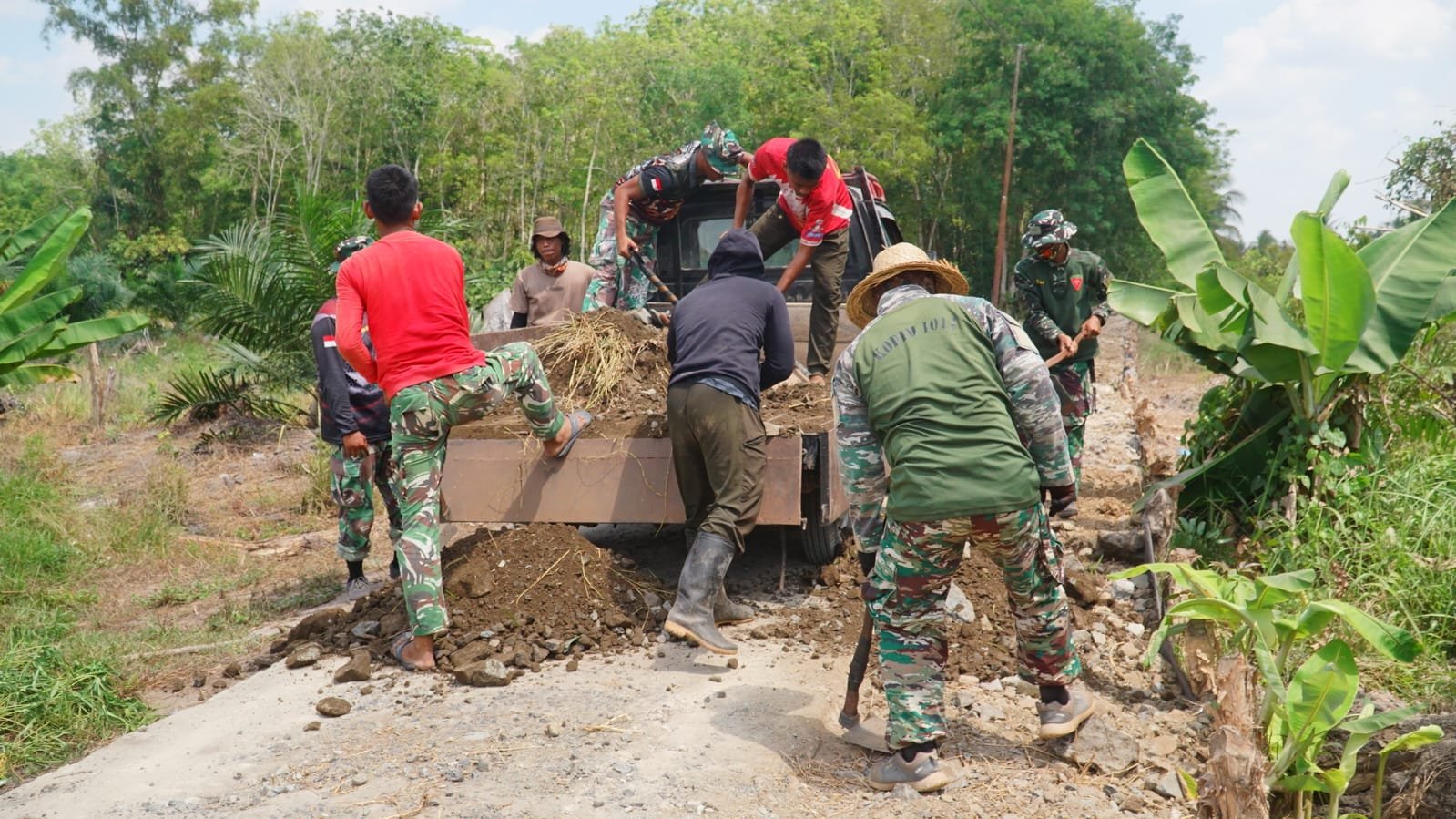 Penimbunan Badan Jalan TMMD Ke-129 Terus Dikebut Demi Percepat Akses Desa