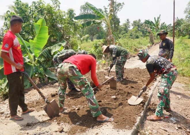 Gotong Royong Satgas TMMD dan Warga Warnai Penimbunan Badan Jalan Desa Bandar Raya