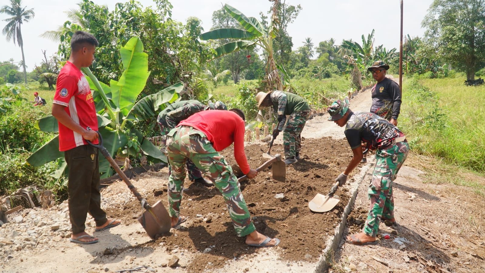 Gotong Royong Satgas TMMD dan Warga Warnai Penimbunan Badan Jalan Desa Bandar Raya