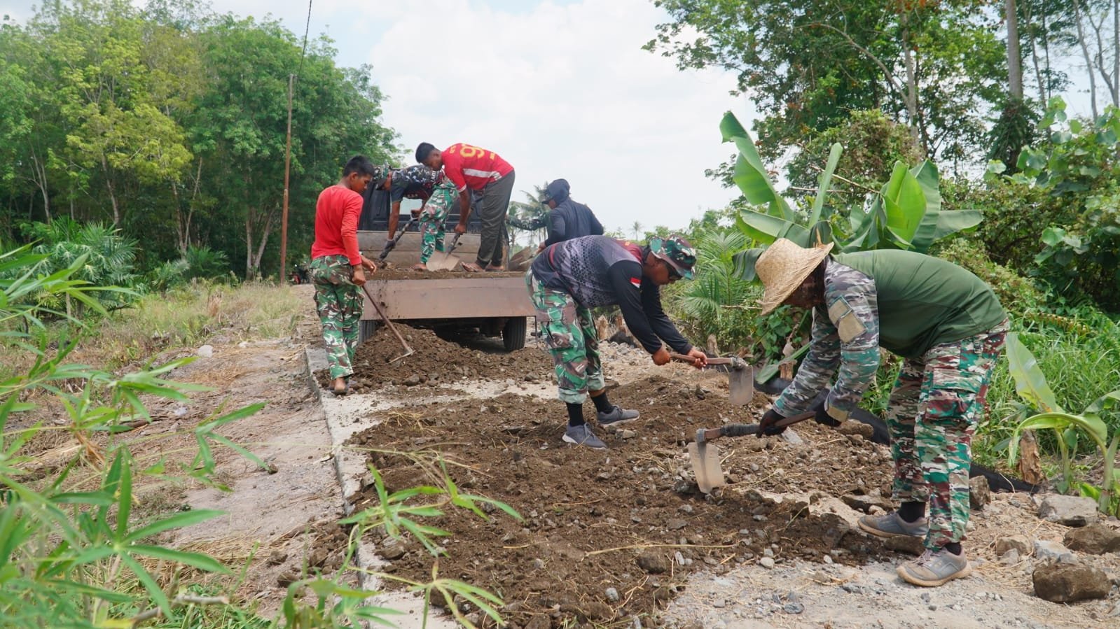 Penimbunan Badan Jalan Jadi Tahapan Penting Pembangunan Infrastruktur TMMD Ke-129