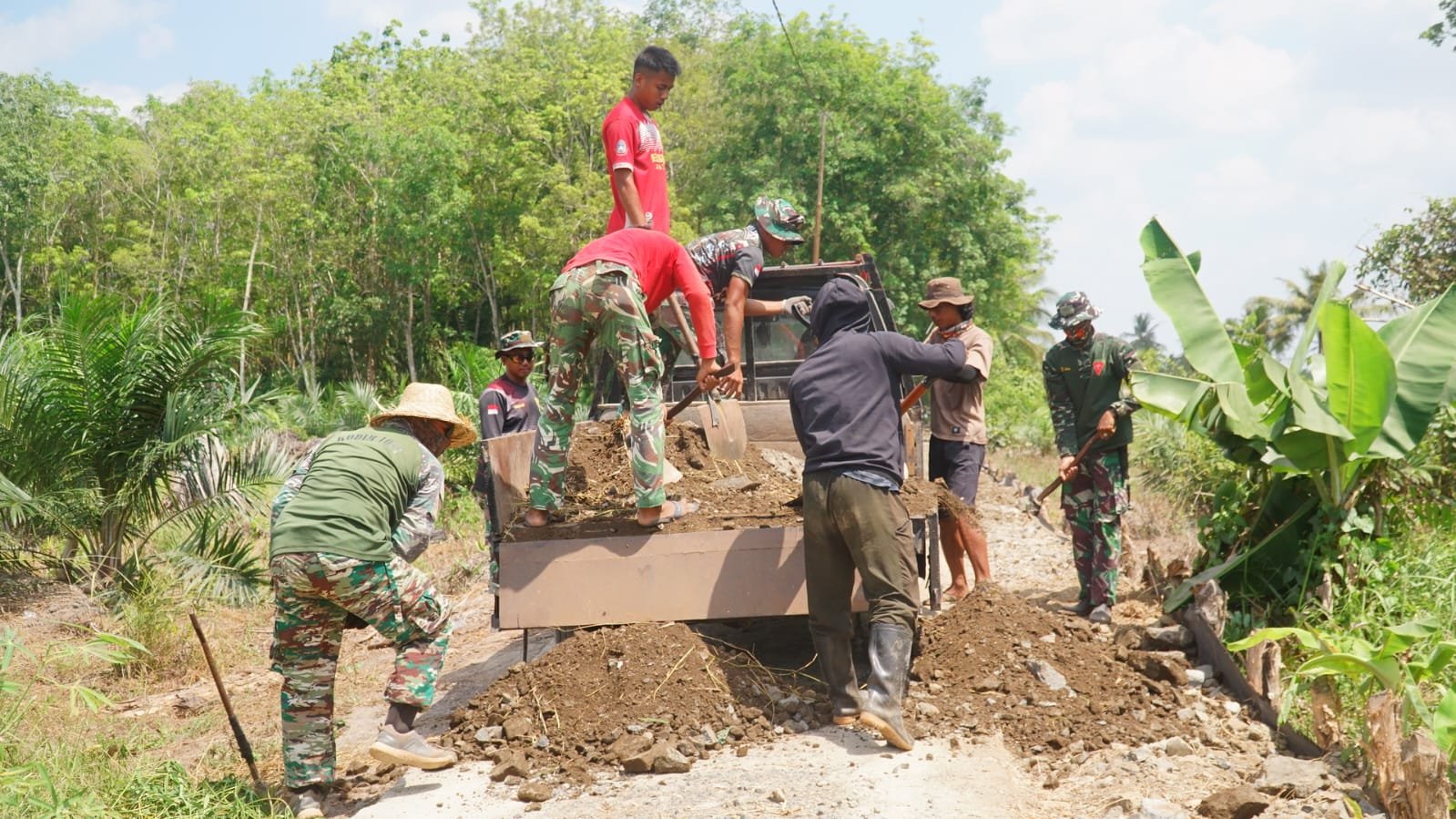 Semangat Kemanunggalan TNI-Rakyat Menguat Lewat Pengerjaan Jalan TMMD