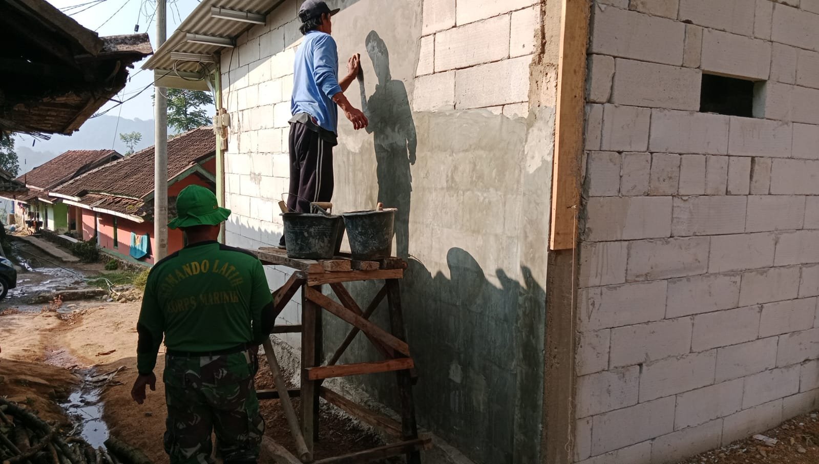 Cuaca Cerah Dukung Penyelesaian Pengecatan Rutilahu TMMD Ke-129 di Desa Mekarmukti