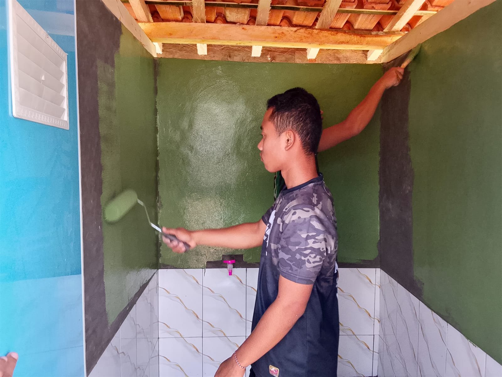 Pengecatan MCK 03 TMMD Ke-129 Hadirkan Fasilitas Sanitasi yang Lebih Menarik dan Higienis