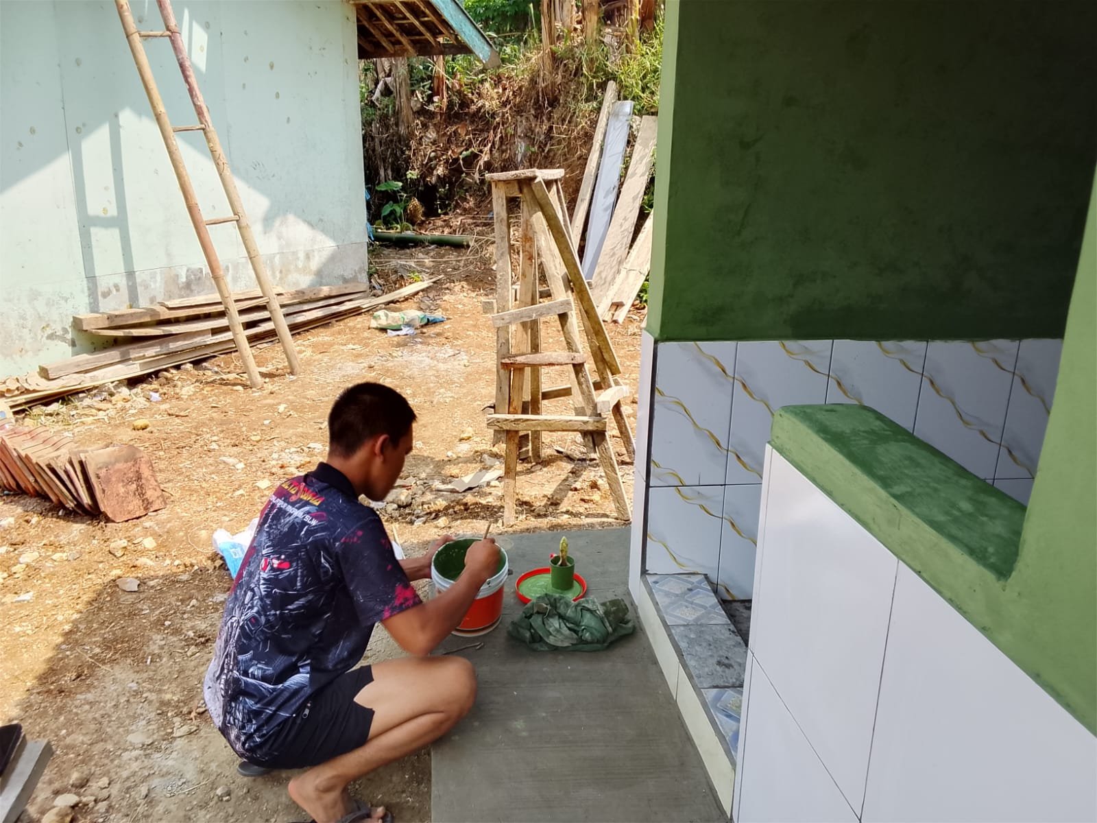 TMMD Ke-129 Kodim 0608/Cianjur Kebut Penyelesaian MCK 03, Tahap Pengecatan Jadi Penanda Proyek Hampir Rampung