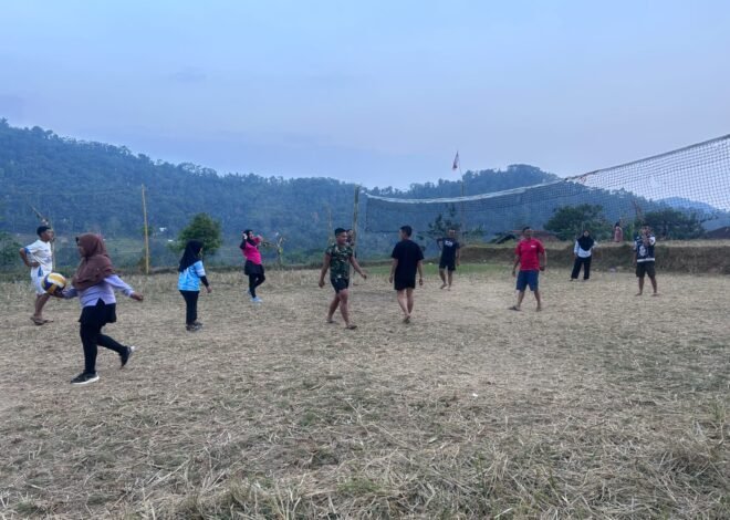 Kebersamaan Satgas TMMD dan Warga Terjalin Lewat Voli, Perkuat Semangat Gotong Royong di Desa Mekarmukti
